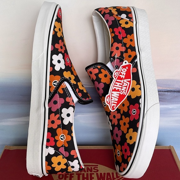 Vans Men’s Classic Slip-On
Flower Print Black/Multi
VN0A3UT7BML
Sneakers - Picture 13 of 16
